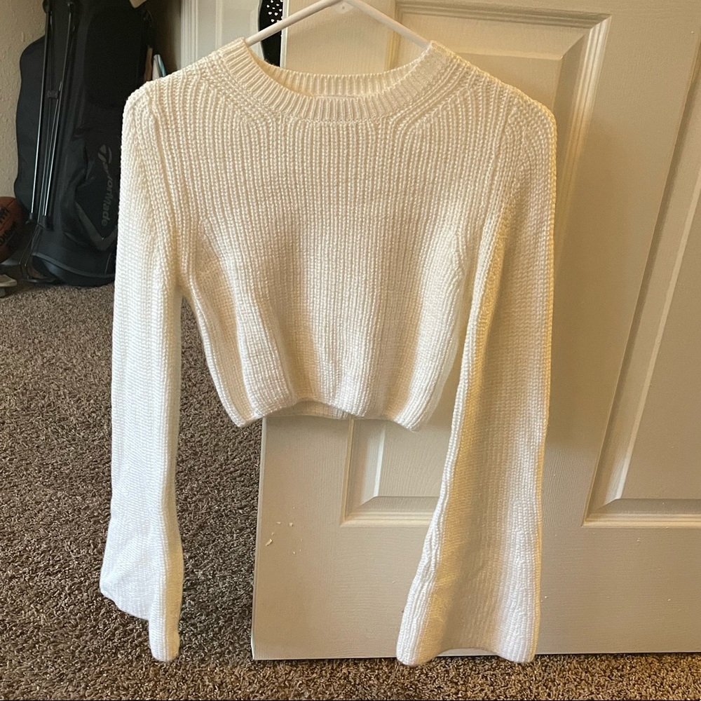 White/cream Women’s cropped long sleeve sweater